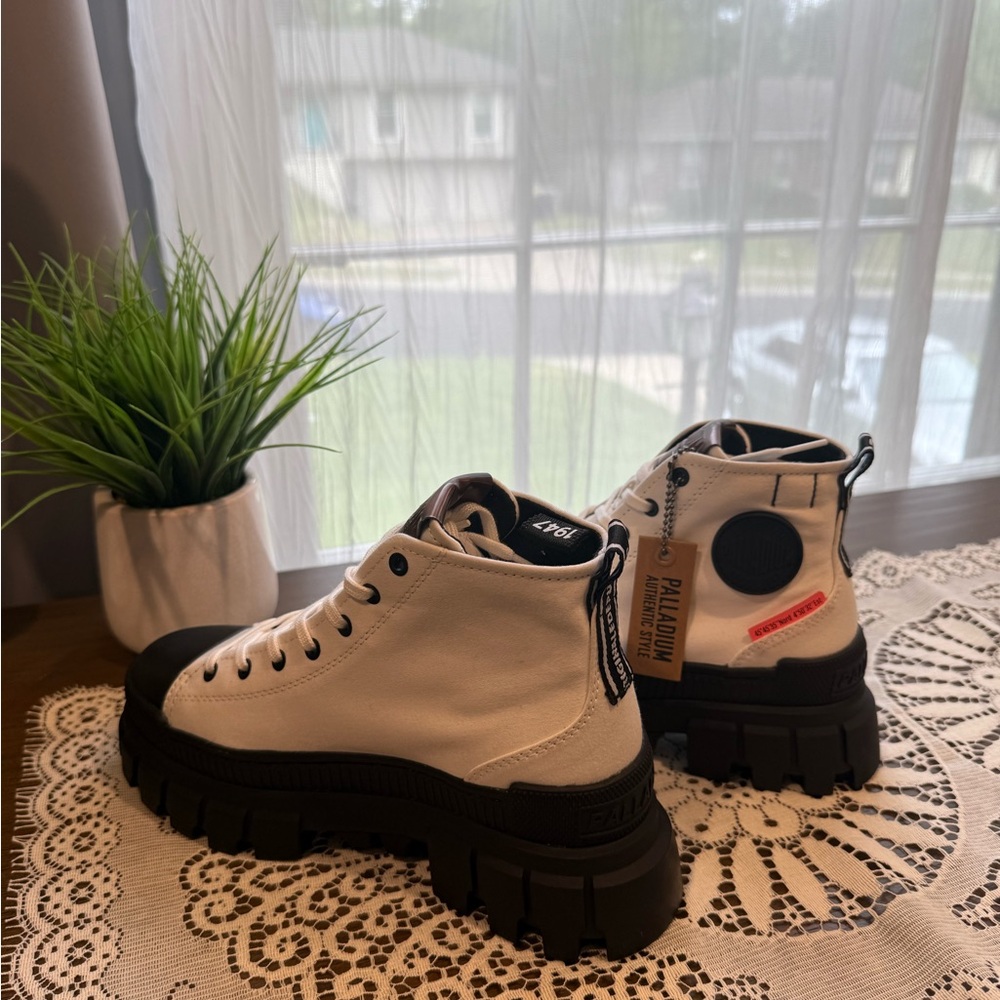 NIB Palladium Women’s Black and Cream High-Top Sneakers size 6.5 - Picture 4 of 5